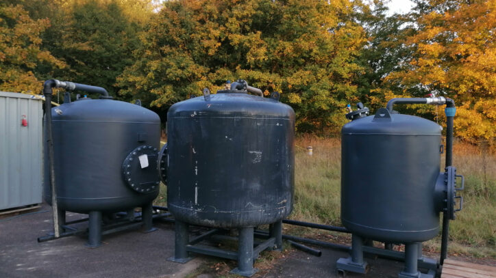 Aktivkohlefilter und Grundwassserzirkulationsanlage zur Bewirtschaftung der In-situ-Sanierung und Aufreinigung des geförderten Wassers